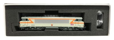 un petit train dans une boîte posée sur une surface blanche