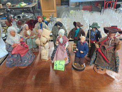 un grand nombre de figurines posées sur une table