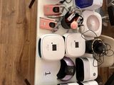 Plusieurs appareils électroniques sont empilés sur une étagère posée sur un plancher en bois.