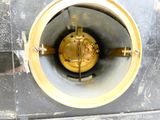 une horloge jaune placée à l'intérieur d'une boîte en métal