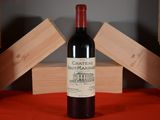 une bouteille de vin posée sur une table