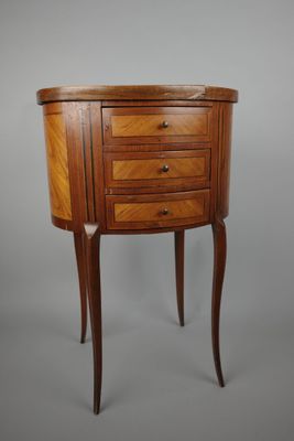 une petite table en bois avec trois tiroirs et un tiroir en dessous