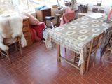 une table et des chaises dans une pièce au sol en briques rouges