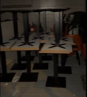 une photo d'une pièce avec des tables et des chaises à l'intérieur