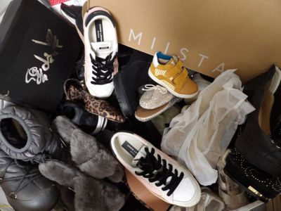 de nombreuses paires de chaussures posées sur une boîte