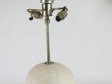 une lampe posée sur une table