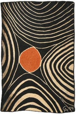 un tapis noir et orange orné d'un point orange