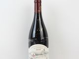 la bouteille de vin est posée sur une surface blanche