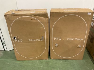 deux cartons posés l'un à côté de l'autre sur un sol vert