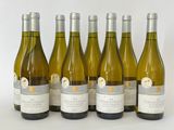 six bouteilles de vin blanc sont alignées