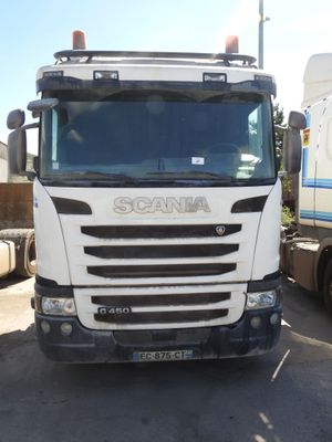 un camion blanc garé dans un parking