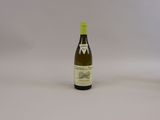 une bouteille de vin à côté d'une bouteille de vin