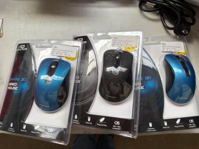 Un lot de trois souris filaires ergonomiques Advance Shape 3…