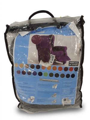 un ours en peluche violet assis dans un sac, sur fond blanc
