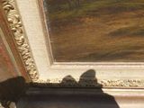 l'ombre d'un chat sur le sol, devant un tableau