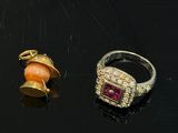 une paire de bagues en or et corail sur un fond noir