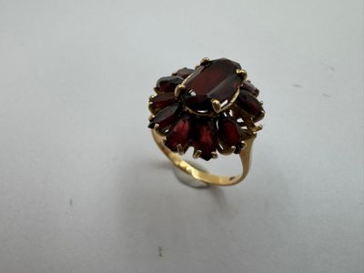 Bague marguerite entièrement sertie de grenats ovales, montu… - Photo 1