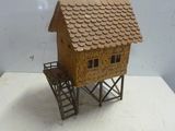 une petite maquette de maison en bois posée sur une table