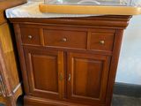 une armoire en bois surmontée d'un couvercle en verre