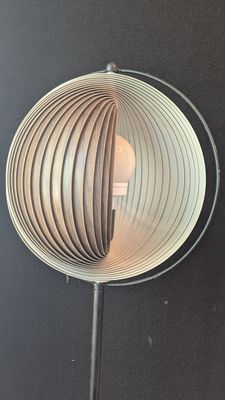 une lampe accrochée au mur à côté d'un miroir