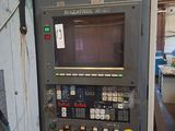 une machine qui se trouve à l'intérieur d'un bâtiment