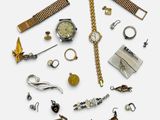 plusieurs types de bijoux différents sur une surface blanche