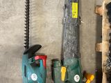 de nombreux outils posés à même le sol