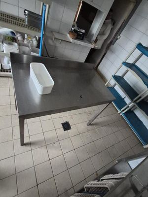 une image d'une cuisine avec un évier et un comptoir