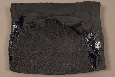 une photo d'un sac noir à paillettes posé sur une table
