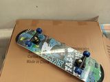 un skateboard posé sur une boîte en carton