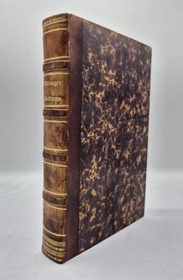 un vieux livre à la couverture brune posé sur une surface blanche