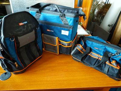 plusieurs bagages posés sur une table en bois