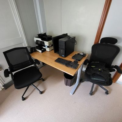 un bureau sur lequel se trouvent un ordinateur et un portable