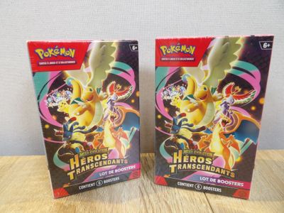deux boîtes de cartes à collectionner Pokémon posées sur une table