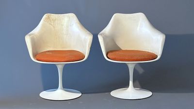 paire de chaises « Tulip » du milieu du siècle, avec coussins orange, signées Eero