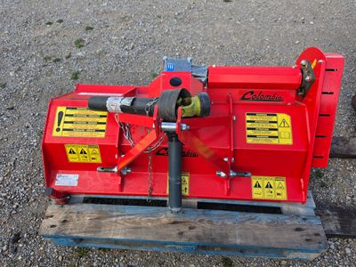 une machine rouge posée sur une palette