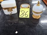 une table sur laquelle se trouvent de nombreux objets