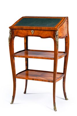 une image représentant une petite table en bois avec un plateau vert