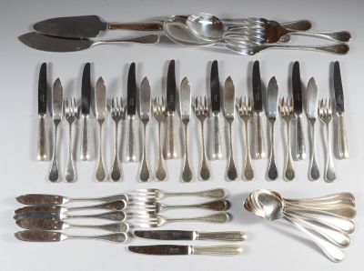 beaucoup de cuillères et de fourchettes en argent sur la table