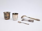 trois pièces d'argenterie, à savoir une tasse, une cuillère et un repose-cuillère