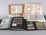 Plusieurs types de timbres différents se trouvent dans un album posé sur une table