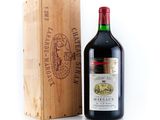une vieille bouteille de vin posée à côté d'une caisse en bois