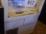 un aquarium posé sur un plan de travail