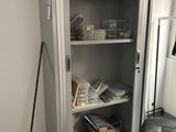 une armoire métallique avec des étagères et une chaise dans un coin