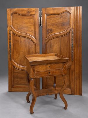 une paire de portes anciennes en noyer français et une table d'appoint