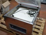 une machine posée sur une palette dans un entrepôt