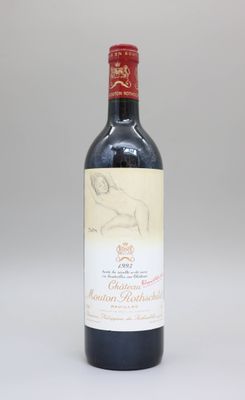 l'image d'une bouteille de vin posée sur une table