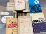 Plusieurs livres sont empilés les uns sur les autres dans une boîte en carton