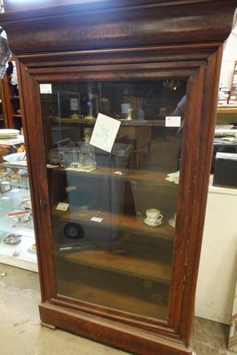 une vitrine en verre avec une horloge à l'intérieur