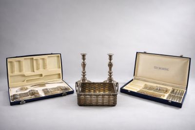 Ensemble de métal comprenant : - Paire de Bougeoirs en métal…